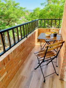 balcón con mesa y sillas en FAISÁN 20 Apartamento, en Granada