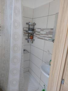 een kleine badkamer met een wastafel en een douche bij Old Town Harmony Apt in Kos-stad