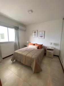 1 dormitorio con cama y ventana en Hermoso departamento céntrico con estacionamiento en Paraná