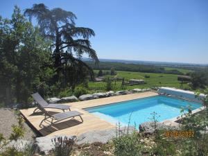 a swimming pool with a chair next to avisor at Foudres du Chêne du Py in Villié-Morgon