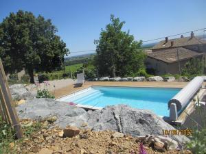 Bazén v ubytování Foudres du Chêne du Py nebo v jeho okolí