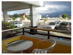 - un balcon avec vue sur le parking dans l'établissement Apartemen MTC, à Manado