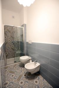 A bathroom at Bianco Latte