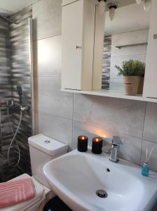 y baño con lavabo blanco y aseo. en John's Apartment 2 in Argostoli, en Argostoli