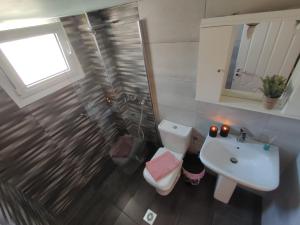 y baño con aseo, lavabo y ducha. en John's Apartment 2 in Argostoli, en Argostoli