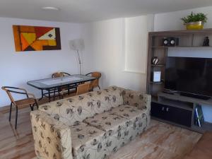 - un salon avec un canapé et une table dans l'établissement Acogedor departamento en Barranco, à Lima