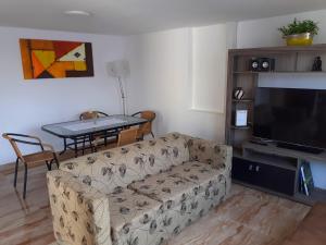 a living room with a couch and a table at Acogedor departamento en el centro de Barranco in Lima
