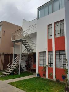 un escalier en colimaçon sur le côté du bâtiment dans l'établissement Acogedor departamento en Barranco, à Lima