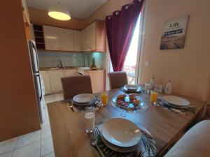 una cocina con una mesa con platos y comida. en John's Apartment 2 in Argostoli, en Argostoli