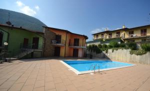 Bazén v ubytovaní Residenza Coccinelle vista Lago d'Iseo alebo v jeho blízkosti