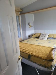 1 dormitorio con 1 cama en una habitación en Rooms at Tarrareoch, en Bathgate