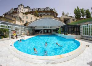 eine Gruppe von Personen in einem großen Schwimmbad in der Unterkunft Sierra Nevada Home in Sierra Nevada