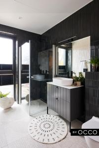 y baño con bañera, lavabo y espejo. en Luxury apartment in the city centre en Tallin