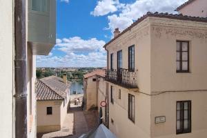una vista de un callejón entre dos edificios en Casa benito en el corazón del casco histórico garaje incluido, en Zamora