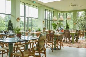 纽伯里The Retreat, Elcot Park的有桌椅和窗户的餐厅 更多37张照片