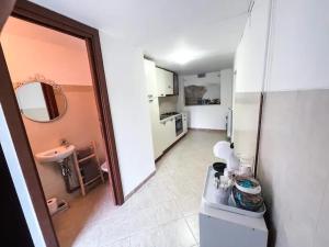 un piccolo bagno con lavandino e specchio di Biancofino Rooms a San Valentino in Abruzzo Citeriore