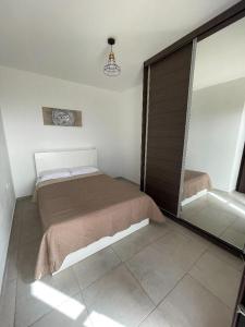 Giường trong phòng chung tại Plum Tree apartment with panoramic views