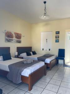 מיטה או מיטות בחדר ב-Mihaela Apartments Sifnos