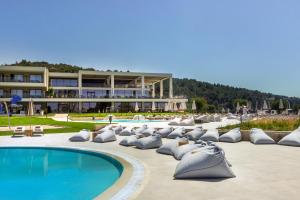 ein Resort mit einem Pool und einem Gebäude in der Unterkunft Ammoa Luxury Hotel & Spa Resort in Nikiti + 37 Fotos