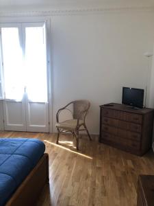 1 dormitorio con cama, silla y vestidor en Bijou Apartment, en Trapani