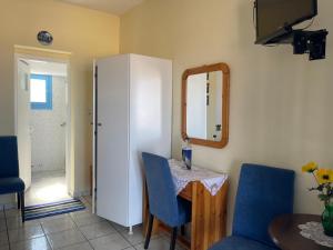 TV a/nebo společenská místnost v ubytování Mihaela Apartments Sifnos