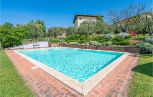 una piscina en el patio de una casa en Villa Le Selve, en Lari
