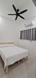 Voon 4 bedroom homestay Mersing tesisinde bir odada yatak veya yataklar