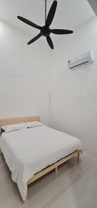 En eller flere senger på et rom på Voon 4 bedroom homestay Mersing
