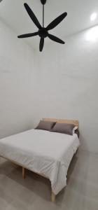 Katil atau katil-katil dalam bilik di Voon 4 bedroom homestay Mersing