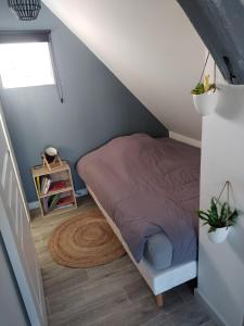 een kleine slaapkamer met een bed op zolder bij O'bon'Eure in Bray
