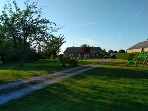 un chemin de terre dans une cour avec une maison dans l'établissement O'bon'Eure, à Bray