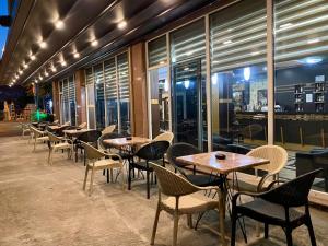 una fila di tavoli e sedie in un ristorante di Prince Hotel a Tirana