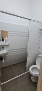 Bilik mandi di Voon 4 bedroom homestay Mersing