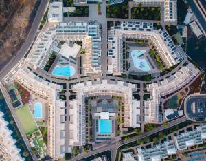 una vista aérea de un complejo de apartamentos con piscinas en Aequora Lanzarote Suites, en Puerto del Carmen