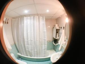 La salle de bains est pourvue d'un rideau de douche blanc et d'un lavabo. dans l'établissement Apartamento estilo costero al lado de la playa, à Goyanes