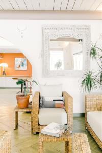 אזור ישיבה ב-Hôtel Restaurant Les Arnelles