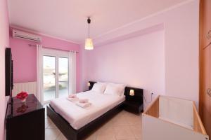 A bed or beds in a room at Aria apts 100 m from the beach by PosarelliVillas