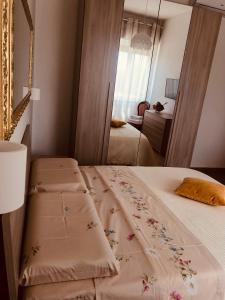 1 Schlafzimmer mit 2 Betten und einem Spiegel in der Unterkunft B&B Belli Dentro in Verona