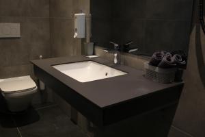 Koupelna v ubytování Hotel-VH + 30 fotografií