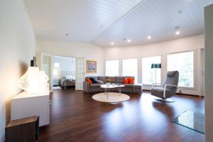a living room with a couch and a table at Holiday Villa Tonkokumpu - upea loma-asunto in Syöte