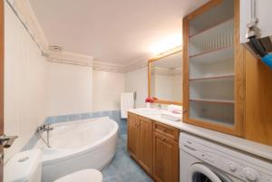 A bathroom at Aria apts 100 m from the beach by PosarelliVillas Még 37 kép