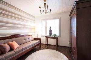 a living room with a couch and a window at Holiday Villa Tonkokumpu - upea loma-asunto in Syöte