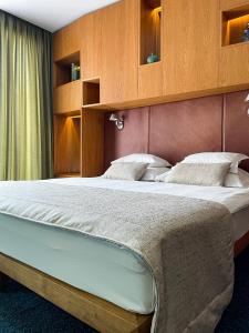 Un pat sau paturi într-o cameră la Hotel Opal Home