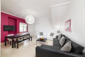A seating area at Aria apts 100 m from the beach by PosarelliVillas