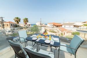 A balcony or terrace at Aria apts 100 m from the beach by PosarelliVillas