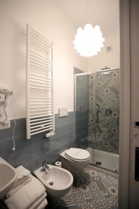 A bathroom at Bianco Latte