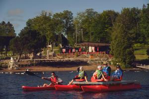 a group of people in kayaks on the water at Duchesnay - Sepaq in Sainte-Catherine