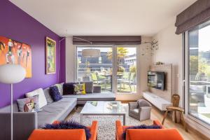salon z fioletową ścianą w obiekcie ILLANKA - Appartement 3 chambres avec parking et terrasse proche gare w mieście Rennes