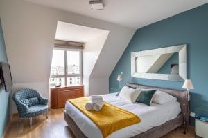 sypialnia z dużym łóżkiem i niebieską ścianą w obiekcie ILLANKA - Appartement 3 chambres avec parking et terrasse proche gare w mieście Rennes