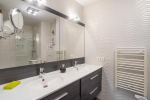 łazienka z umywalką i lustrem w obiekcie ILLANKA - Appartement 3 chambres avec parking et terrasse proche gare w mieście Rennes +11 zdjęć